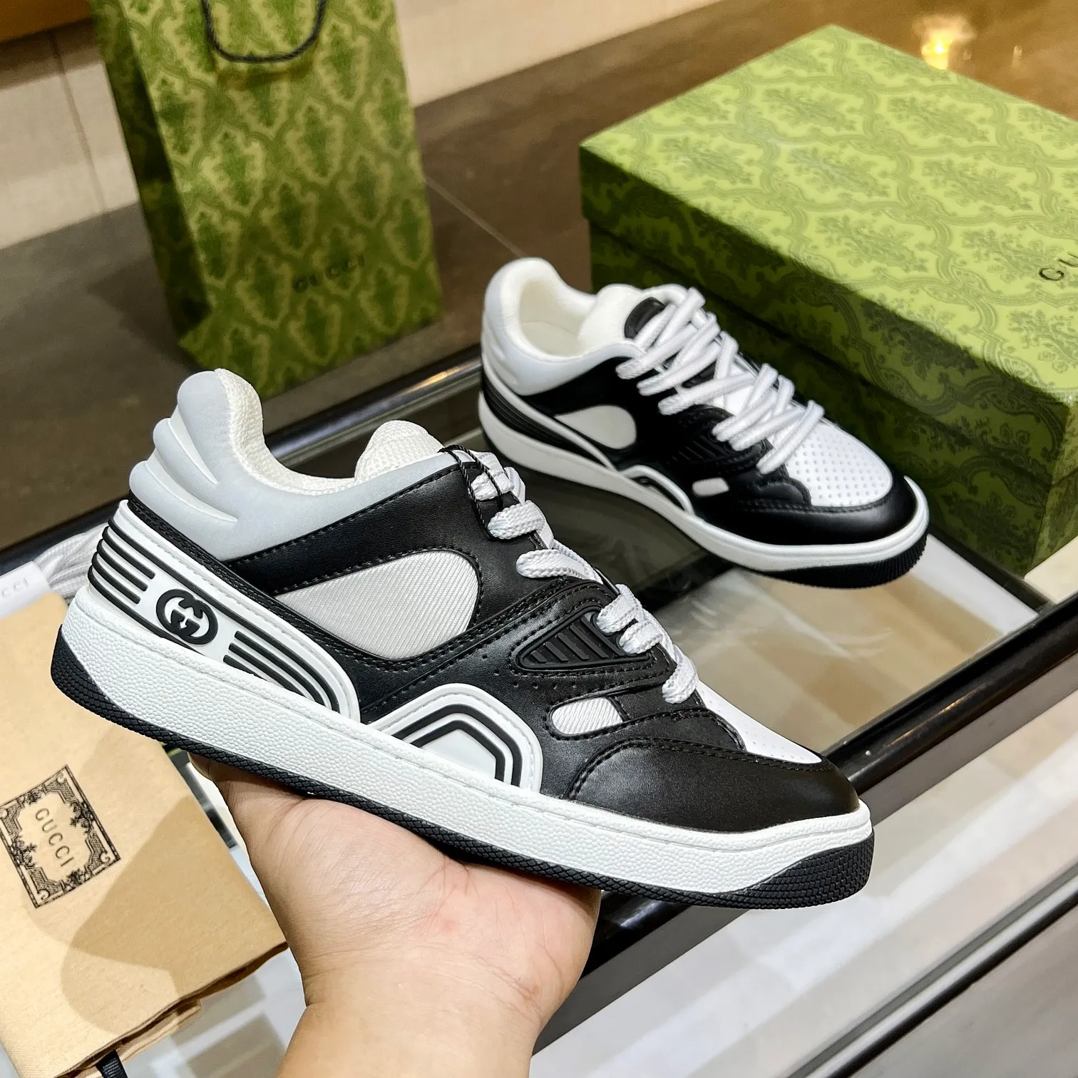 💕💕Factory direct selling price p600💕💕 Men’s size +10 high version, the top version of 2022 Gucci low-top sneakers! The new colors are reproduced one to one. New style for early spring, creating a perfect style💣💣💣street style🔥🔥🔥cool and trendy C-level fashionable outfit with a retro and futuristic feel🌹🌹🌹classic boot shape + British color-blocking design, super eye-catching. Various leather splicing, original reverse mold last type, imported high-end knitting needles showing exquisite texture! Open mold to customize high-density TPU outsole. 15 colors come out first. Size: Female 35-41 Male 39-46